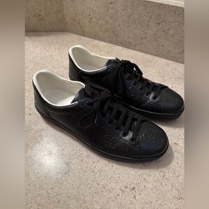 Gucci Calfskin GG Embossed Mens Ace Sneakers, Black Size 9